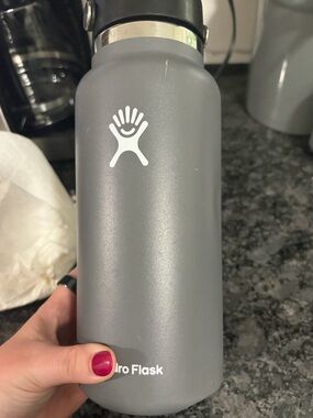 Gray hydroflask 32oz
